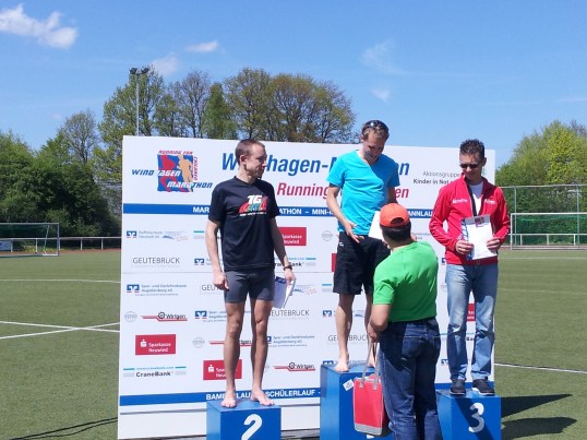Preisüberreichung durch Georg Hackl (erfolgreichster Rennrodler)