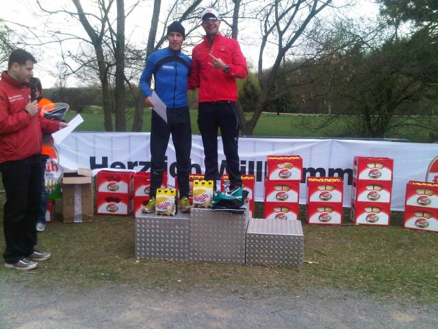 Siegerehrung Halbmarathon - Unverkennbar ist Früh Kölsch der Sponsor